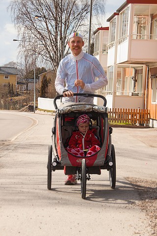 Henning Karlsson med treåriga dottern Harriet.
