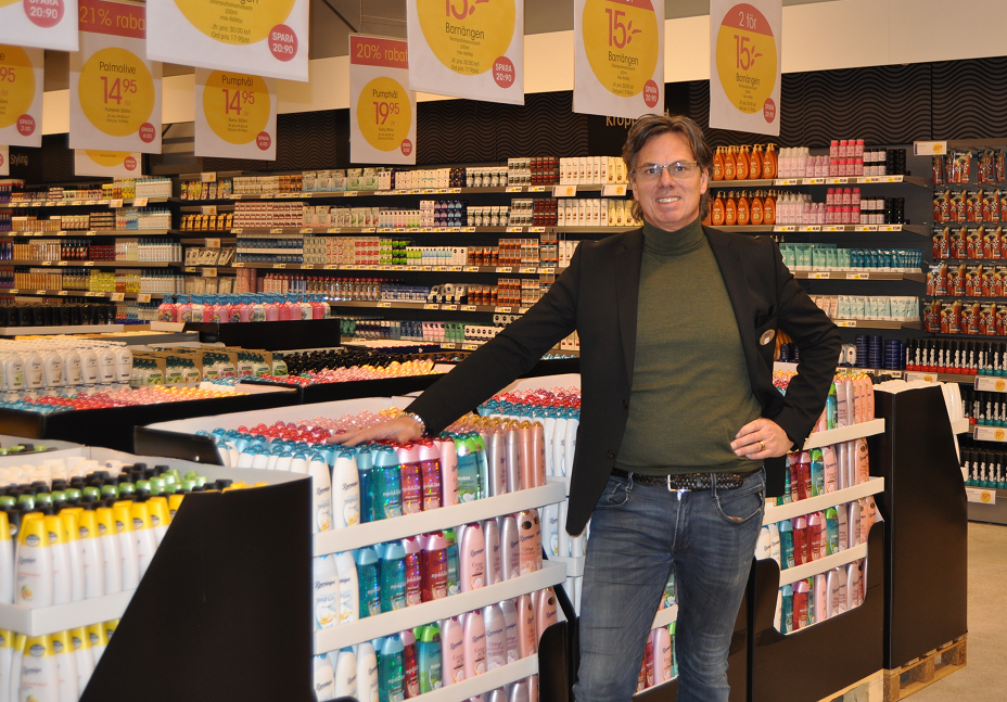 Ted Berggren står inne i den nya EKO-butiken i Örebro