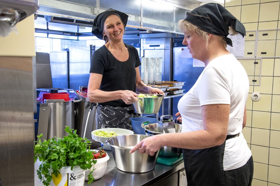 Måltiderna och maten är omtalade och omtyckta på Tärna folkhögskola. Här förbereder Helen Ander och Monica Nordström dagens lunch.