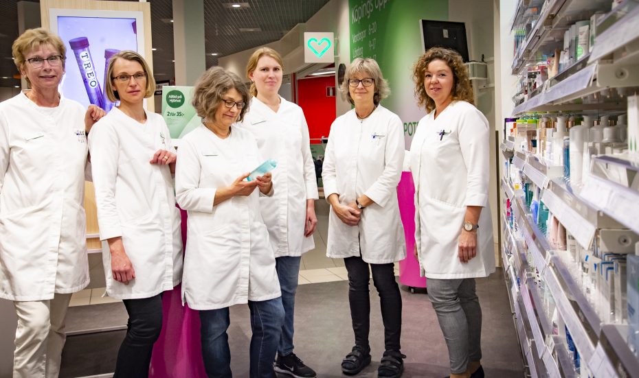 Sex av åtta ur den ordinarie personalen på Apotek Hjärtat i Köping. Från vänster: Lise-Lotte, Veronica, Gunnel, Susanne, Catharina och Jenny.