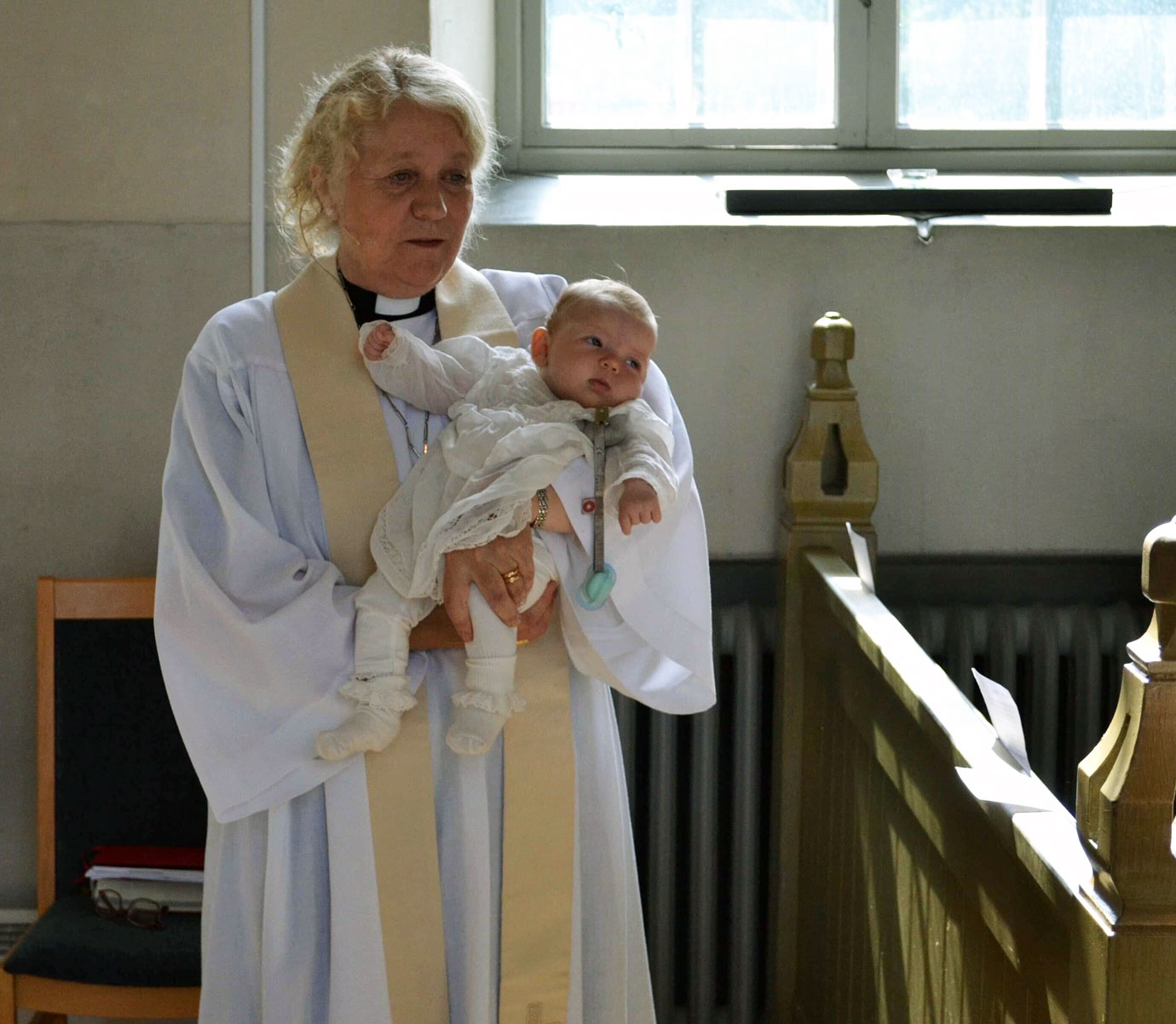 Kyrkoherden Ann-Louise Åkerlund har hunnit med många dop under sina 37 år som präst.